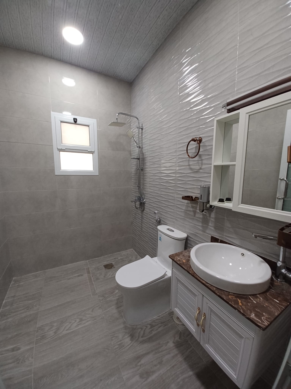 property 7552 image 3