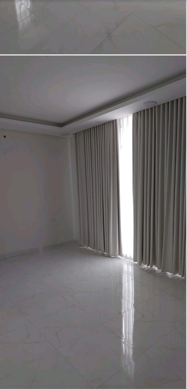 property 7712 image 0