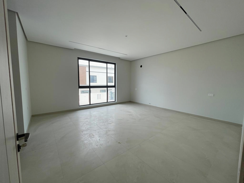 property 7727 image 0