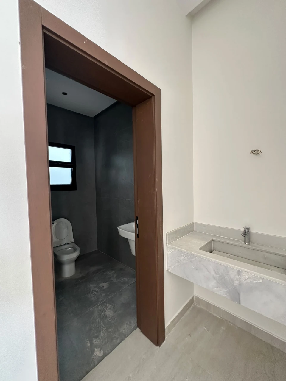 property 8341 image 0